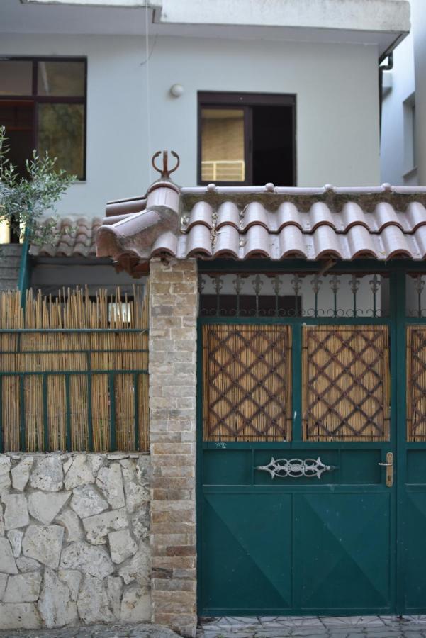 Private Apartment At Guest House Hektor & Aferdita Vlorë Esterno foto