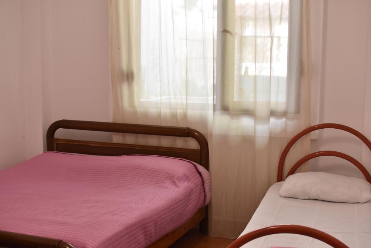 Private Apartment At Guest House Hektor & Aferdita Vlorë Esterno foto