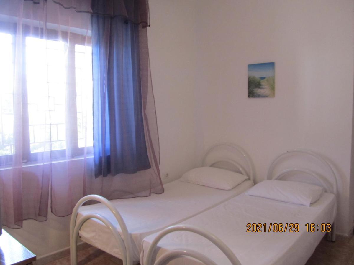 Private Apartment At Guest House Hektor & Aferdita Vlorë Esterno foto
