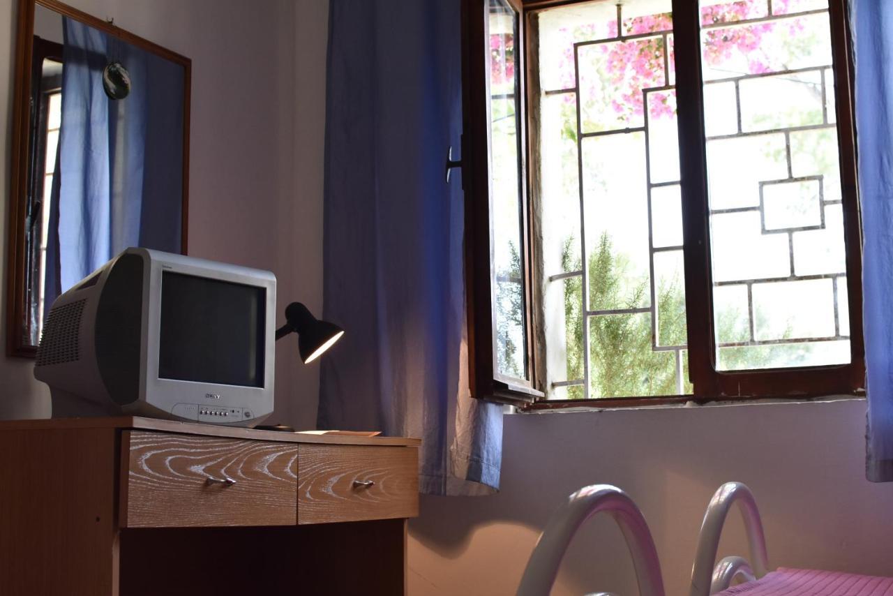 Private Apartment At Guest House Hektor & Aferdita Vlorë Esterno foto